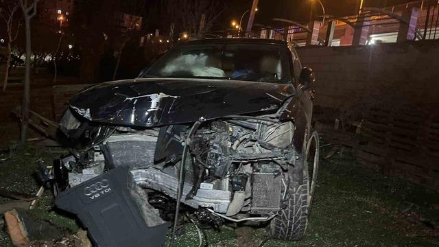 Karaman&rsquo;da kontrolden &ccedil;ıkan cip kafenin bah&ccedil;esine u&ccedil;tu 4