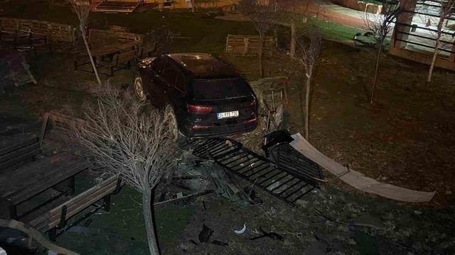 Karaman&rsquo;da kontrolden &ccedil;ıkan cip kafenin bah&ccedil;esine u&ccedil;tu 2