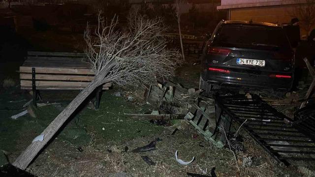 Karaman&rsquo;da kontrolden &ccedil;ıkan cip kafenin bah&ccedil;esine u&ccedil;tu 1