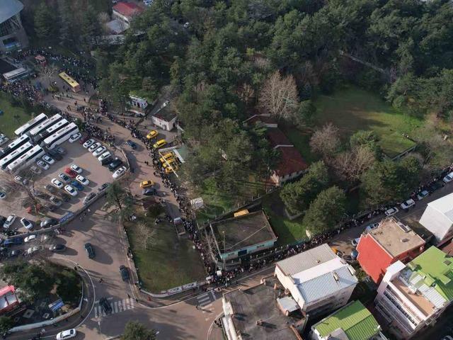 O istasyonda yine aynı manzara