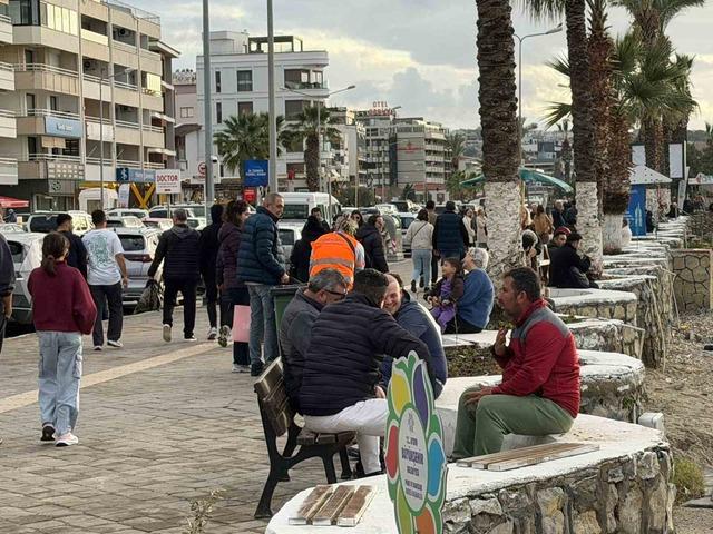 Fırtına sonrası Kuşadası’nda güneş yüzünü gösterdi, sahiller şenlendi 5