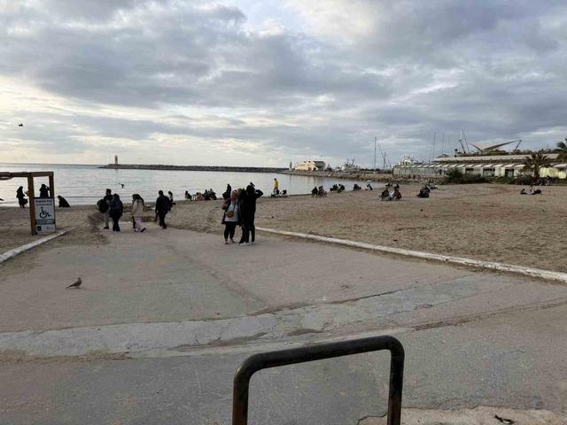 Fırtına sonrası Kuşadası’nda güneş yüzünü gösterdi, sahiller şenlendi 4