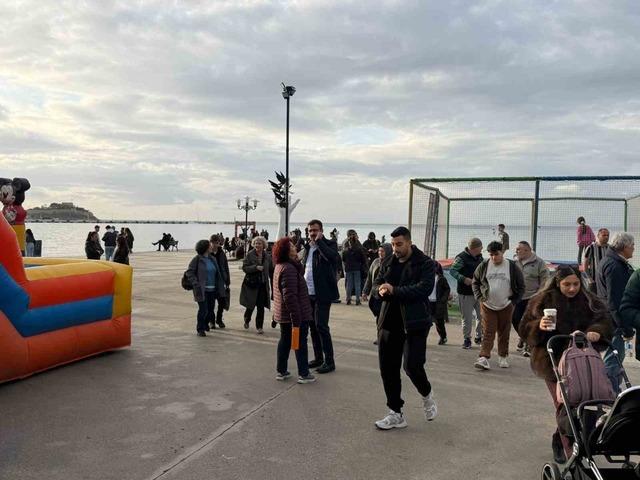 Fırtına sonrası Kuşadası’nda güneş yüzünü gösterdi, sahiller şenlendi 3