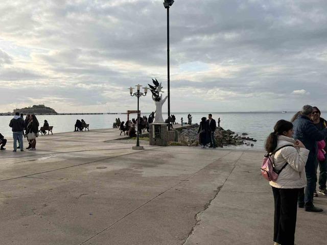 Fırtına sonrası Kuşadası’nda güneş yüzünü gösterdi, sahiller şenlendi 1