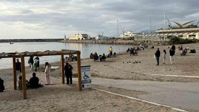 Fırtına sonrası Kuşadası’nda güneş yüzünü gösterdi, sahiller şenlendi