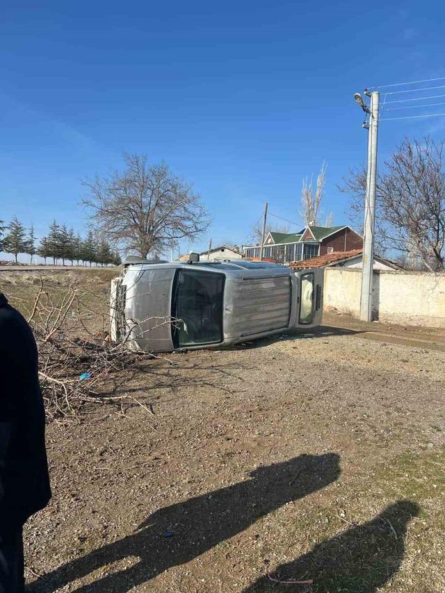 Kulu’da kontrolden çıkan kamyonet devrildi 2