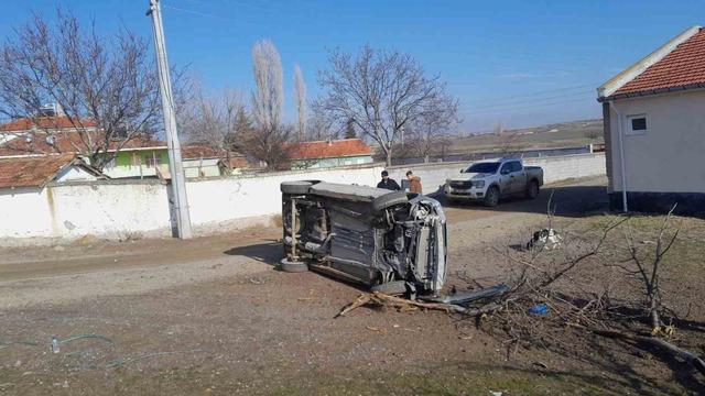 Kulu’da kontrolden çıkan kamyonet devrildi 1