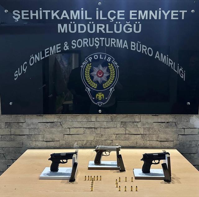 Gaziantep’te ruhsatsız 2 tüfek ile 8 tabanca ele geçirildi: 5 gözaltı 1