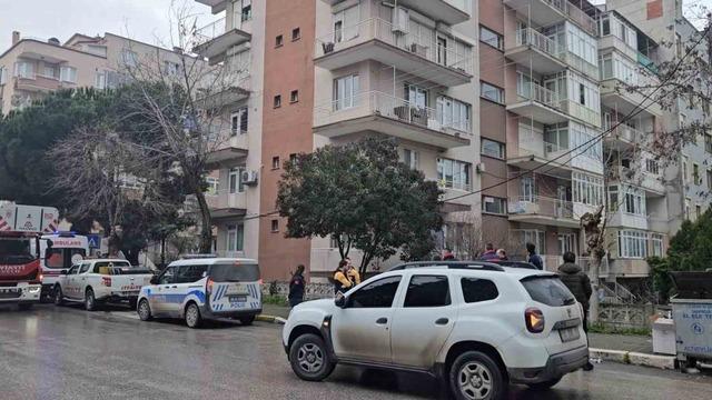 Balıkesir&rsquo;de &ccedil;atıya &ccedil;ıkan adamı polis ve itfaiye ekipleri indirdi 3