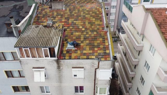 Balıkesir&rsquo;de &ccedil;atıya &ccedil;ıkan adamı polis ve itfaiye ekipleri indirdi 2