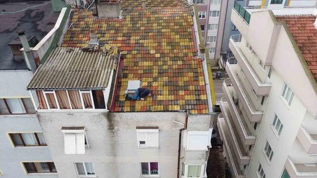 Balıkesir&rsquo;de &ccedil;atıya &ccedil;ıkan adamı polis ve itfaiye ekipleri indirdi 1