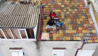 Balıkesir&rsquo;de &ccedil;atıya &ccedil;ıkan adamı polis ve itfaiye ekipleri indirdi