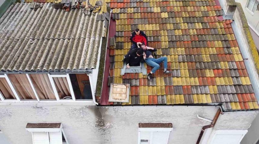 Balıkesir&rsquo;de &ccedil;atıya &ccedil;ıkan adamı polis ve itfaiye ekipleri indirdi