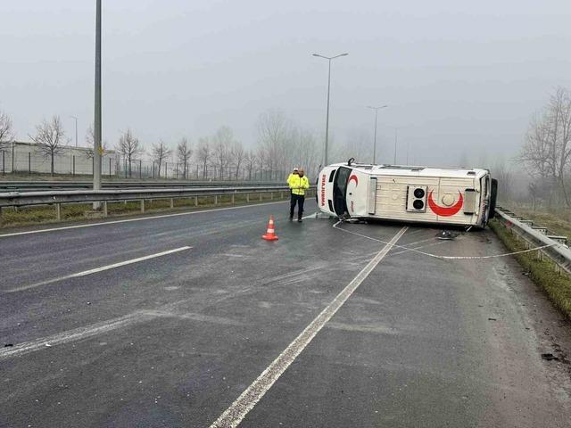 D&uuml;zce&rsquo;de ambulans devrildi: 2 yaralı 2