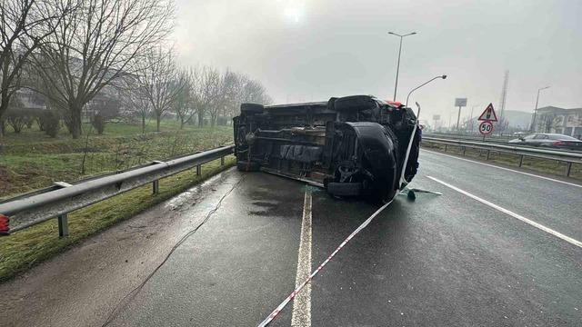 D&uuml;zce&rsquo;de ambulans devrildi: 2 yaralı 1