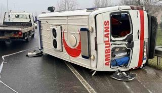 D&uuml;zce&rsquo;de ambulans devrildi: 2 yaralı
