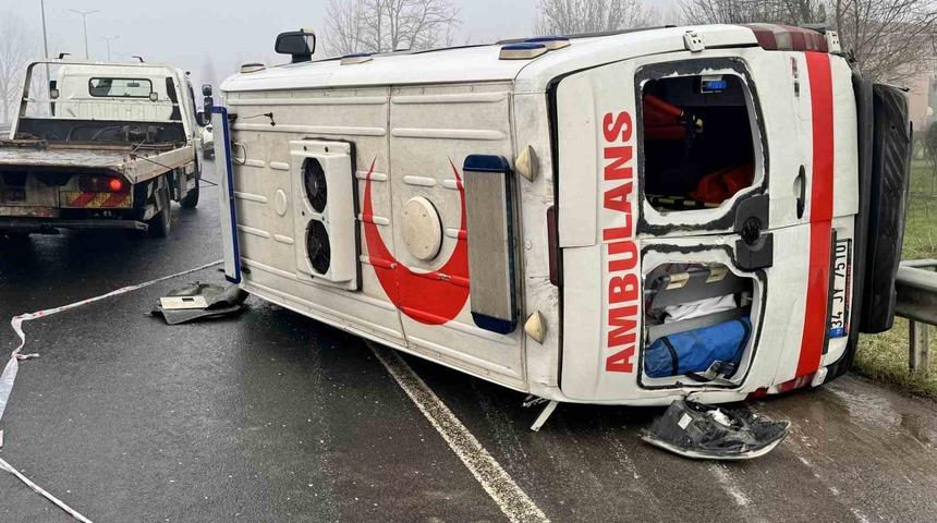 D&uuml;zce&rsquo;de ambulans devrildi: 2 yaralı