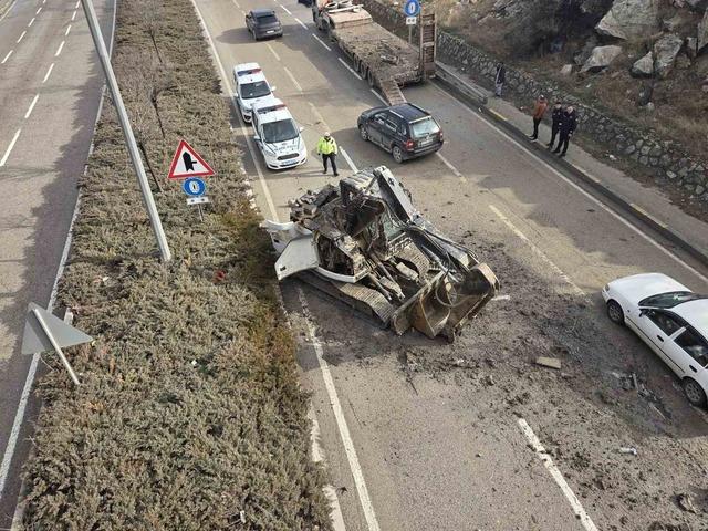 Ankara&rsquo;da facianın eşiğinden d&ouml;n&uuml;ld&uuml;: Tırdaki kep&ccedil;e k&ouml;pr&uuml;ye takılıp yola d&uuml;şt&uuml; 2