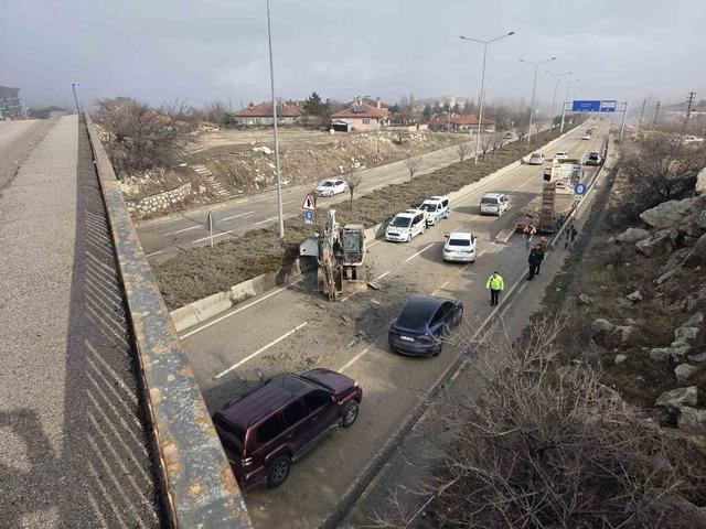 Ankara&rsquo;da facianın eşiğinden d&ouml;n&uuml;ld&uuml;: Tırdaki kep&ccedil;e k&ouml;pr&uuml;ye takılıp yola d&uuml;şt&uuml; 1