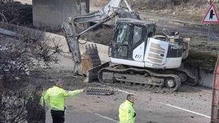 Tırdaki kep&ccedil;e k&ouml;pr&uuml;ye takılıp yola d&uuml;şt&uuml;