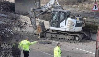 Tırdaki kep&ccedil;e k&ouml;pr&uuml;ye takılıp yola d&uuml;şt&uuml;