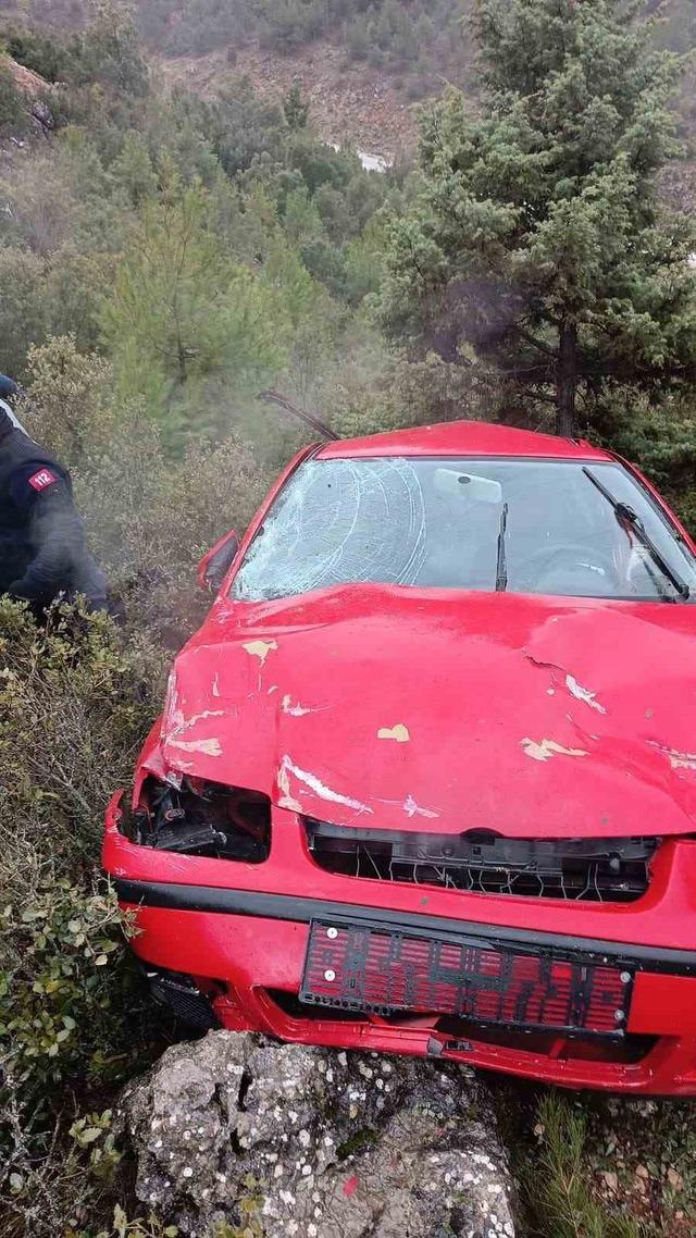 Burdur&rsquo;da otomobil u&ccedil;uruma d&uuml;şt&uuml;: 1 yaralı 3