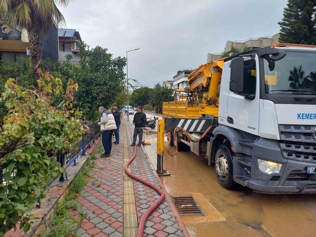 Sağanak sonrası temizlik! Yeni uyarı:  Gerekmedik&ccedil;e evden &ccedil;ıkmayın  3