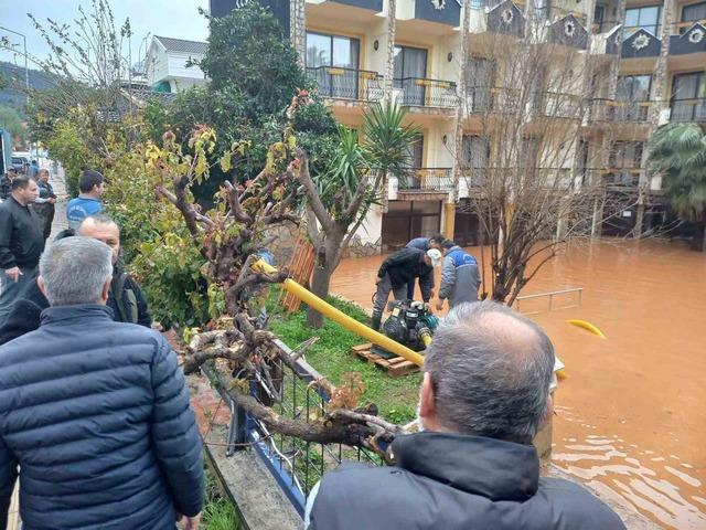 Sağanak sonrası temizlik! Yeni uyarı:  Gerekmedik&ccedil;e evden &ccedil;ıkmayın  2