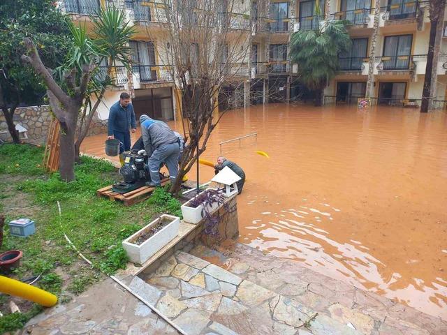 Sağanak sonrası temizlik! Yeni uyarı:  Gerekmedik&ccedil;e evden &ccedil;ıkmayın  1