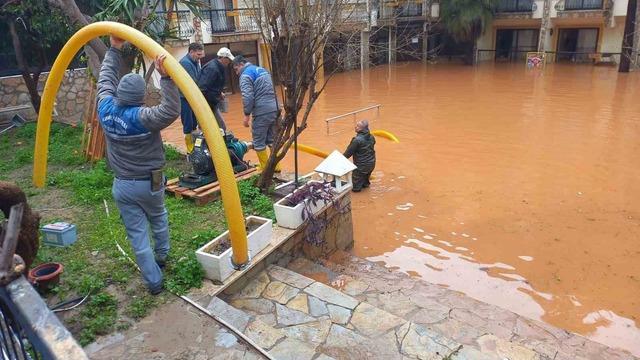 Sağanak sonrası temizlik! Yeni uyarı: 'Gerekmedikçe evden çıkmayın'