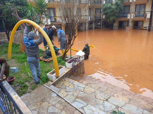 Yeni uyarı: 'Gerekmedik&ccedil;e evden &ccedil;ıkmayın'
