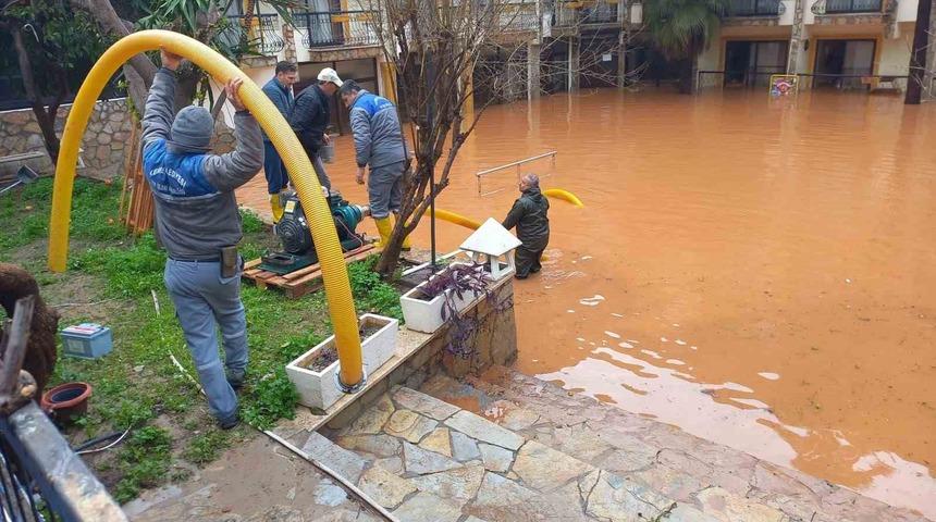 Sağanak sonrası temizlik! Yeni uyarı: 'Gerekmedik&ccedil;e evden &ccedil;ıkmayın'