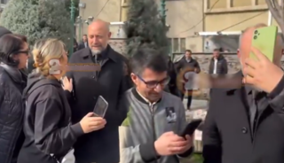 Cenazede &ccedil;irkin ısrar! Fotoğraf &ccedil;ektirmek istemeyince...