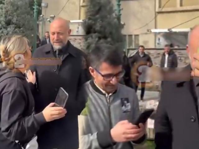 Cenazede &ccedil;irkin ısrar! Fotoğraf &ccedil;ektirmek istemeyince...