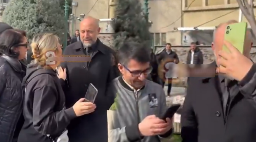 Cenazede Halit Ergen&ccedil;'le fotoğraf yarışı! Poz vermek istemeyince...