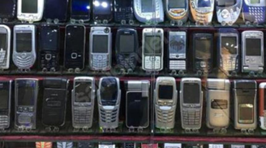 1000 telefonluk koleksiyonunu 170 bin Euro'ya satıyor