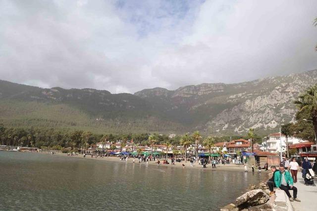 Güneşli hava sahilleri doldurdu 1