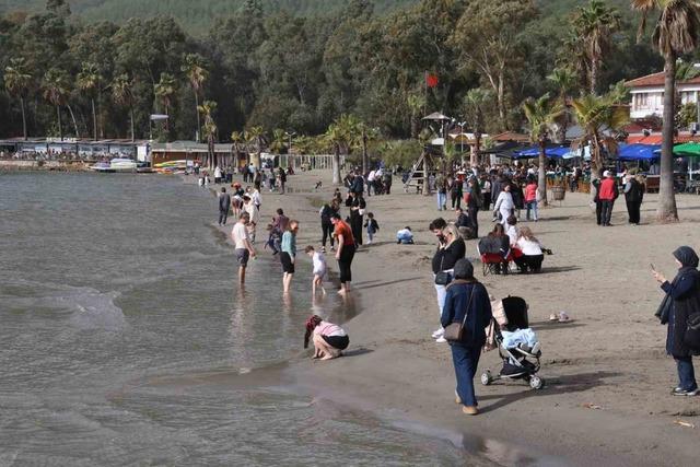 Güneşli hava sahilleri doldurdu 4