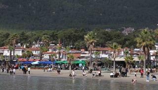 G&uuml;neşli hava sahilleri doldurdu