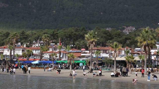 Güneşli hava sahilleri doldurdu