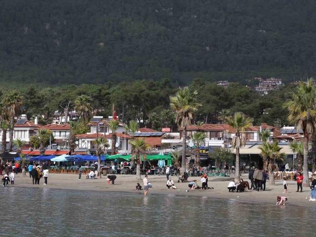 G&uuml;neşli hava sahilleri doldurdu