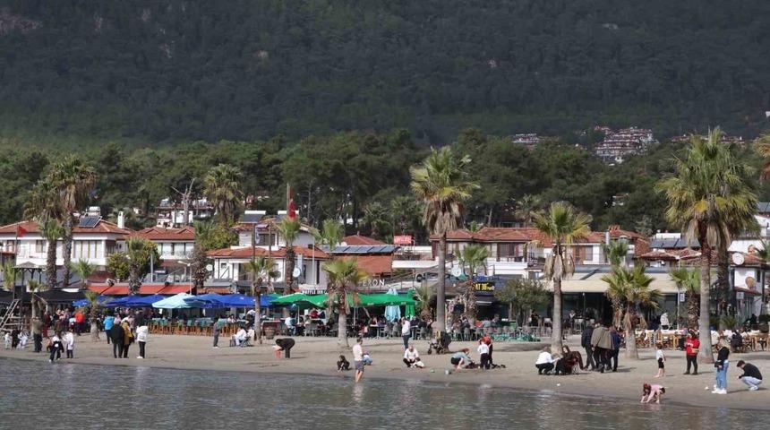 G&uuml;neşli hava sahilleri doldurdu