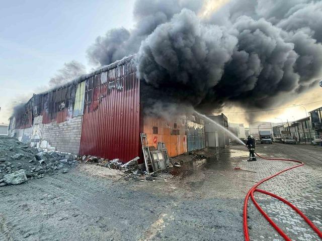 Mobilya at&ouml;lyesi alevlere teslim oldu 4