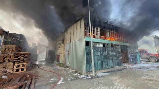 Mobilya at&ouml;lyesi alevlere teslim oldu 3