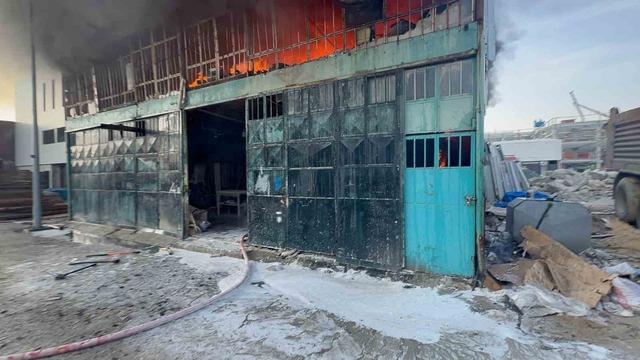 Mobilya at&ouml;lyesi alevlere teslim oldu 2