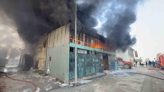 Mobilya at&ouml;lyesi alevlere teslim oldu 1