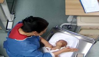 Gaddar hemşire 5 g&uuml;nl&uuml;k bebeğe şiddet uygulamıştı! Tutuklandı