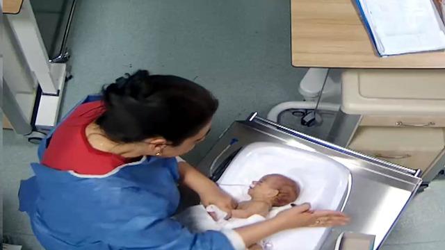 Gaddar hemşire 5 günlük bebeğe şiddet uygulamıştı! Tutuklandı