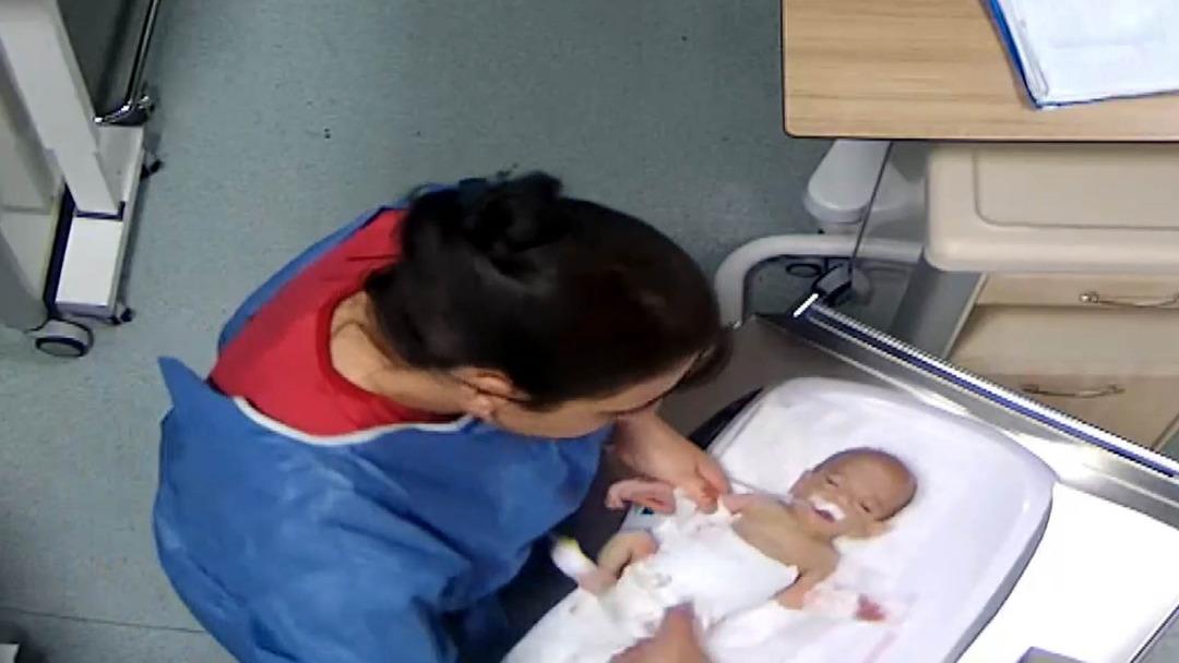 Gaddar hemşire 5 g&uuml;nl&uuml;k bebeğe şiddet uygulamıştı! Tutuklandı 1