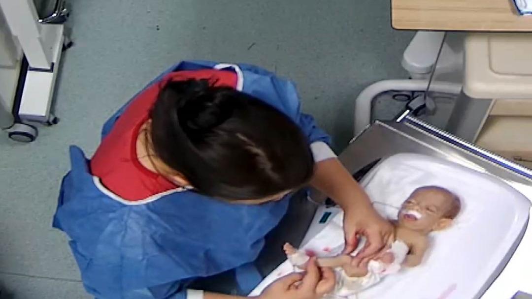 Gaddar hemşire 5 g&uuml;nl&uuml;k bebeğe şiddet uygulamıştı! Tutuklandı 2